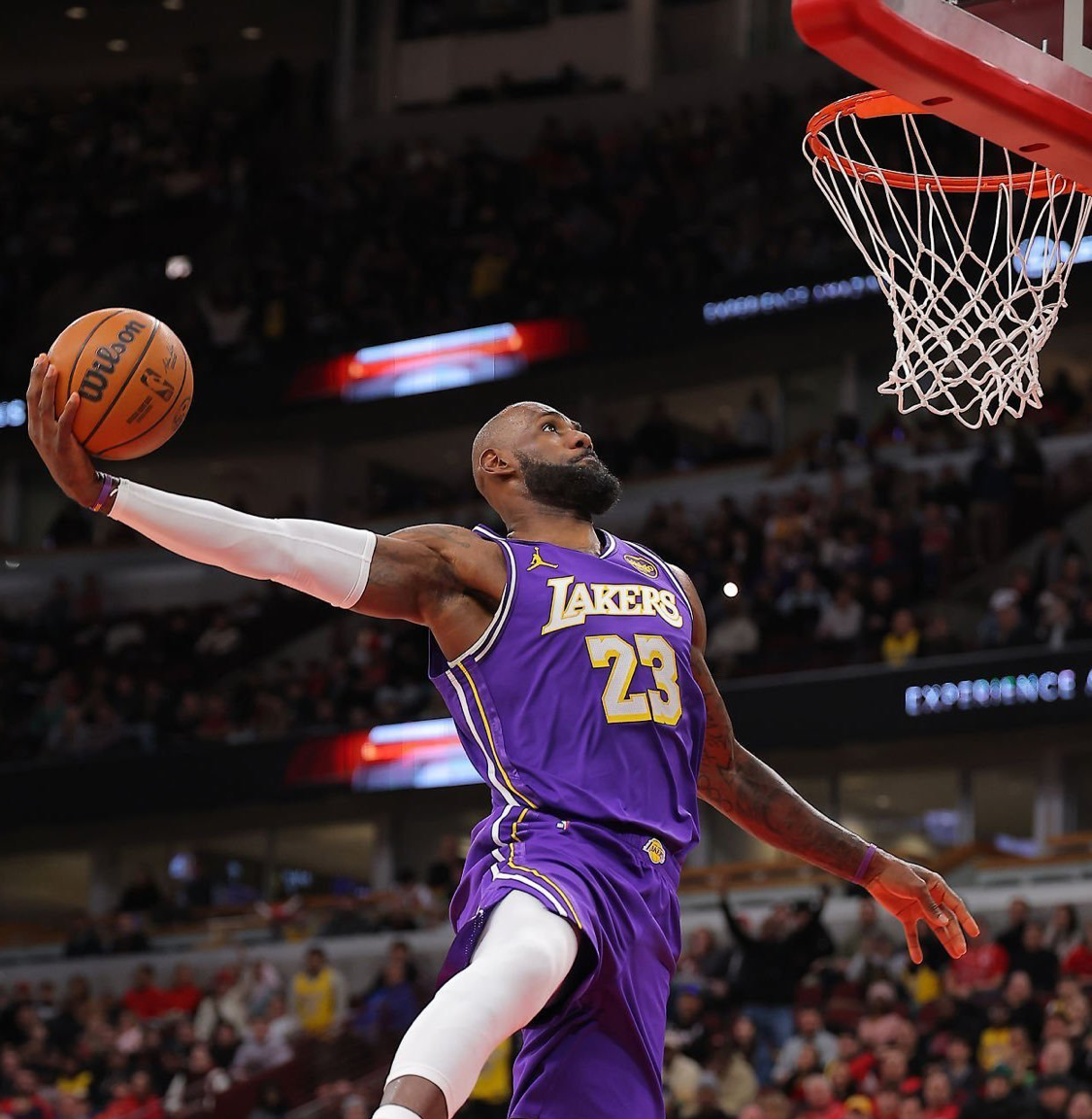 九游娱乐-詹姆斯半场才2个罚球！还被粗鲁犯规！同行：他太强壮却没罚球！