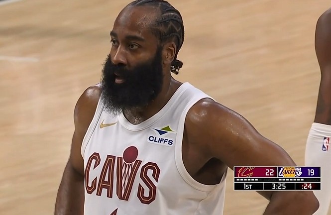 九游娱乐-着了你的道！八村塁防守时手臂高举 哈登瞅准时机挂到造三分犯规