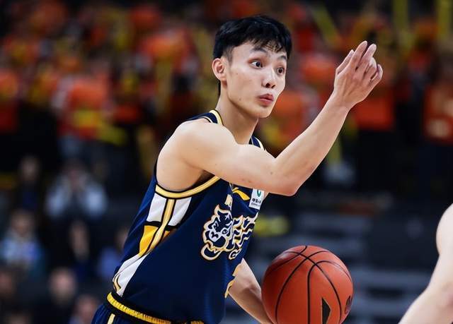 九游娱乐-广东男篮战胜江苏，杜锋终于做对一件事：胡明轩打替补让位于徐杰